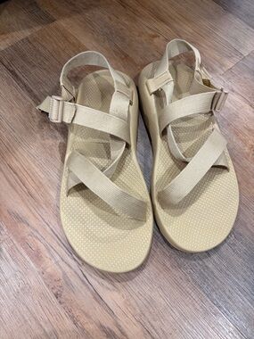 Men’s chacos size 13- like new